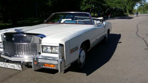 Белый Cadillac Eldorado Cabriolet: шикарный ретро-автомобиль для торжества
