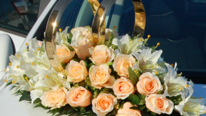 Украшение «Кольца с лилиями и персиковыми розами»