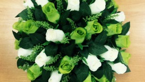 Украшение «Белые и зеленые розы»